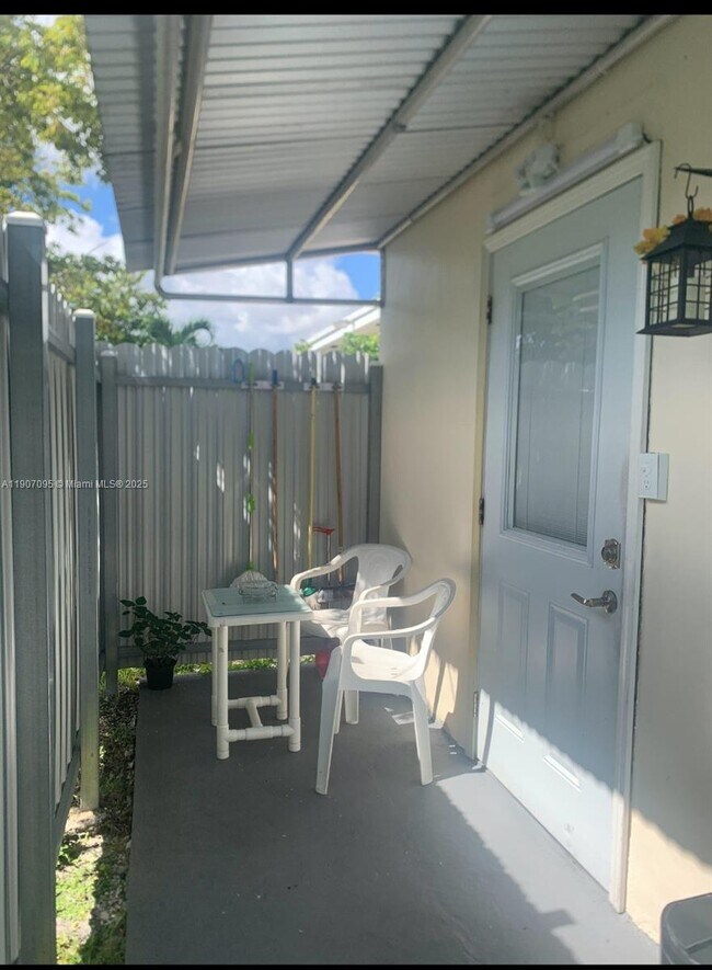 570 W 46th Pl in Hialeah, FL - Building Photo - Building Photo