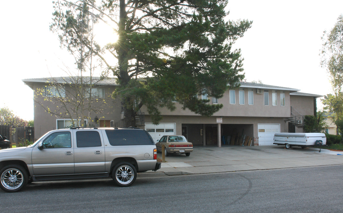 8200 Parish Way in Gilroy, CA - Foto de edificio