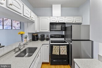 301 S Reynolds St in Alexandria, VA - Building Photo - Building Photo