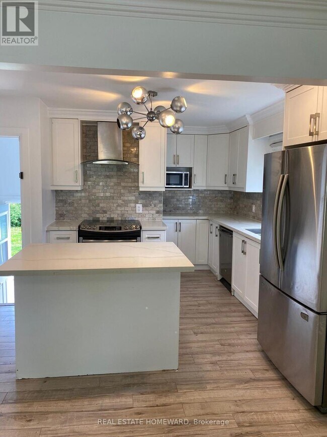 1049 Simcoe St S in Oshawa, ON - Building Photo - Building Photo