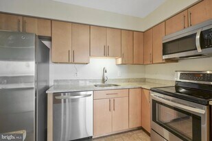 3800 Fairfax Dr, Unit 1310 in Arlington, VA - Building Photo