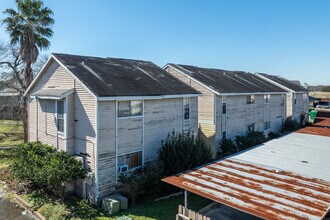 Wilcrest Park in Houston, TX - Foto de edificio - Building Photo