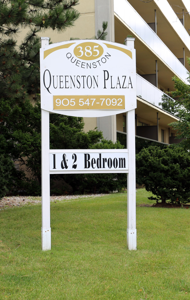 Queenston Plaza in Hamilton, ON - Building Photo - Building Photo