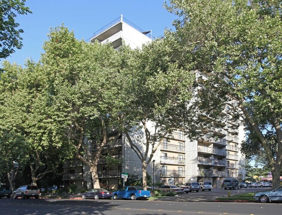 900 17th St in Modesto, CA - Building Photo