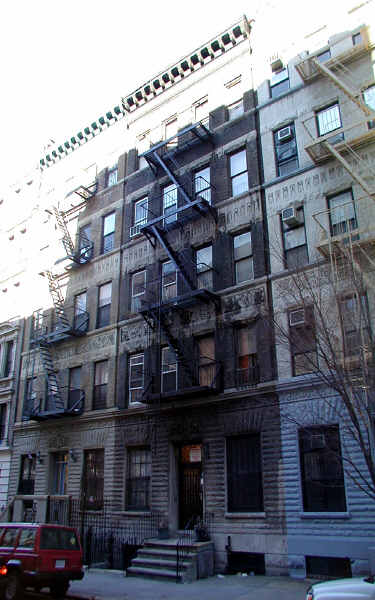 9 W 107th St in New York, NY - Building Photo