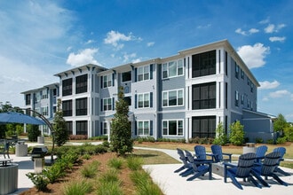 Encore On The Green in Garden City, GA - Building Photo - Building Photo