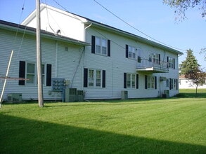 500 S Broad St, Unit E in Lanark, IL - Foto de edificio - Building Photo