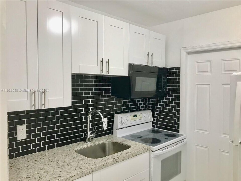 309 Phippen Waiters Rd-Unit -3 in Dania Beach, FL - Building Photo