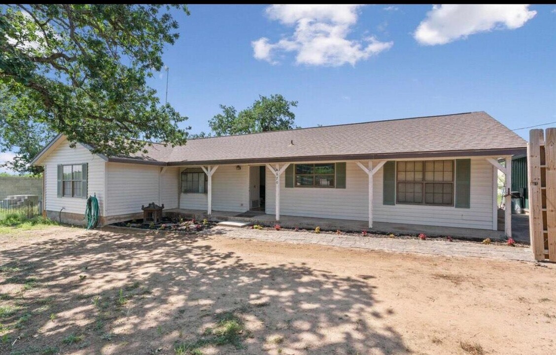 670 Woodland Acres Dr in Marble Falls, TX - Building Photo