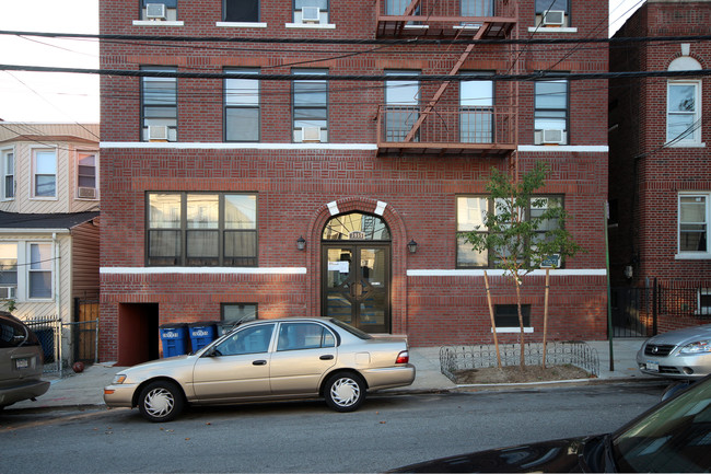 39-55 64th St in Flushing, NY - Foto de edificio - Building Photo