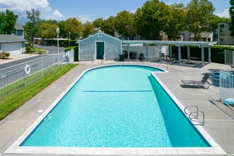 Charlmont Village Apartments in Ontario, CA - Foto de edificio - Building Photo