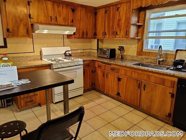 132 George St-Unit -2 in Medford, MA - Building Photo - Building Photo