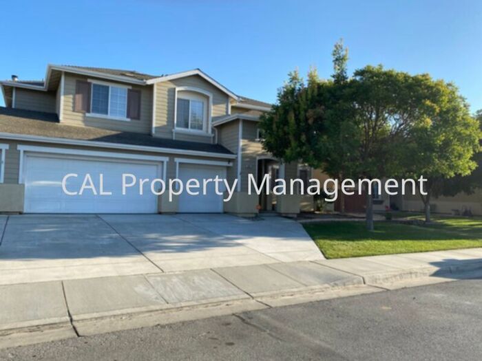 361 Majestic Dr in Hollister, CA - Foto de edificio