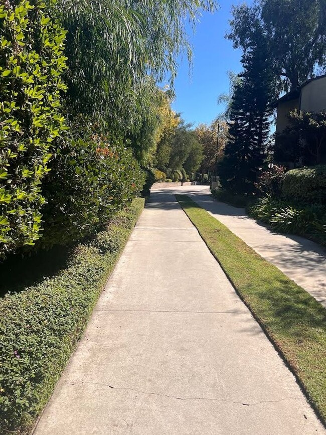 4802 Hollow Corner Rd in Culver City, CA - Foto de edificio - Building Photo