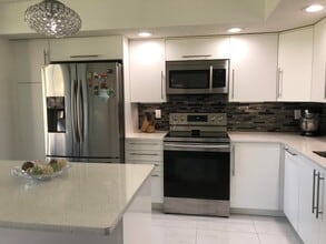 5130 Las Verdes Cir, Unit 211 in Delray Beach, FL - Building Photo - Building Photo