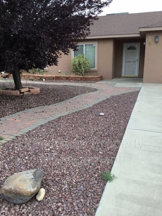 605 Mesa Vista Dr in Farmington, NM - Building Photo