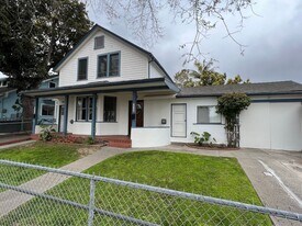 214 W Ortega St in Santa Barbara, CA - Building Photo