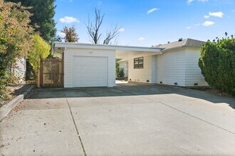 560 N Keene Way Dr in Medford, OR - Building Photo - Building Photo