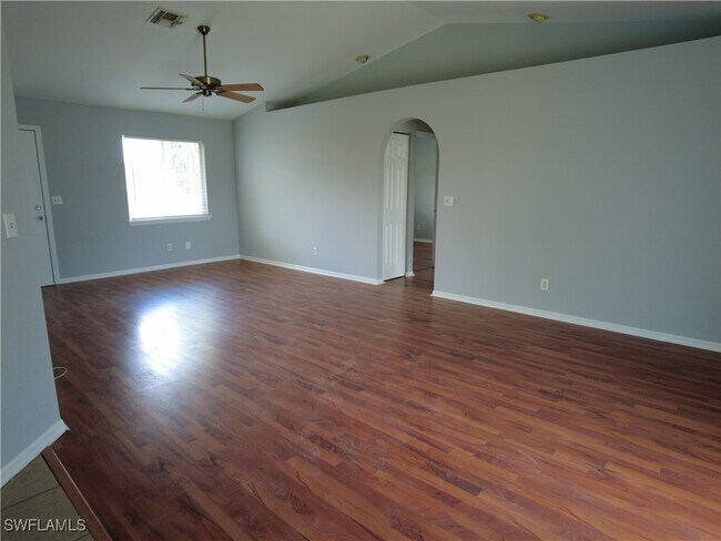 27052 S Riverside Dr in Bonita Springs, FL - Foto de edificio - Building Photo