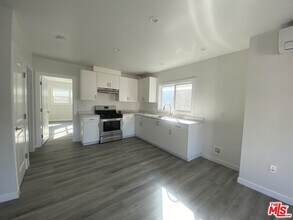 142 Douglas St in Los Angeles, CA - Building Photo - Building Photo