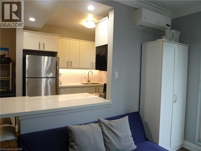 2373 King St E in Hamilton, ON - Building Photo - Building Photo