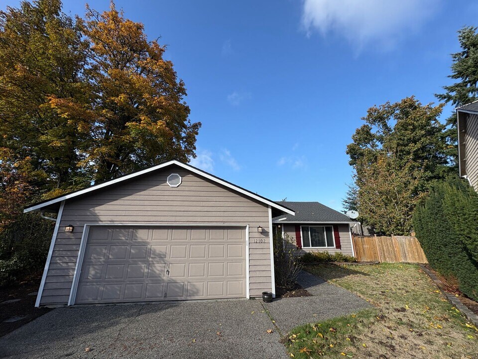 12102 NE 107th St in Kirkland, WA - Building Photo