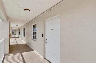 3499 Oaks Way in Pompano Beach, FL - Building Photo - Building Photo