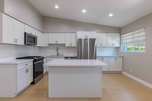 Eastside Haven at 17th in Costa Mesa, CA - Building Photo
