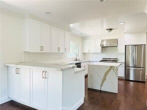 23861 Crosson Dr in Los Angeles, CA - Foto de edificio - Building Photo