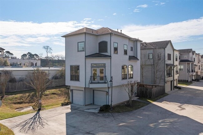 835 Garden Oaks Trce