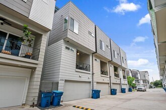 2106 Dennis St in Houston, TX - Building Photo - Building Photo