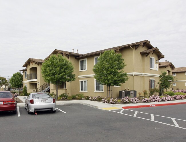 Sommerset Place Apartments in Sacramento, CA - Building Photo - Building Photo
