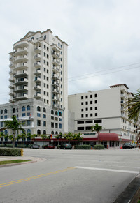 Ponce Tower in Miami, FL - Foto de edificio - Building Photo