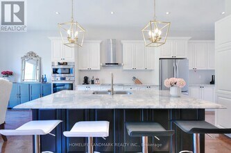 115 Mitchell Pl in Newmarket, ON - Building Photo - Building Photo