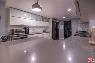 1121 S Wilton Pl in Los Angeles, CA - Building Photo - Building Photo