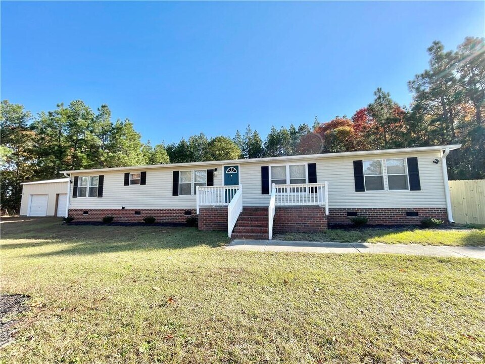 140 Gibbs Rd in Lillington, NC - Building Photo