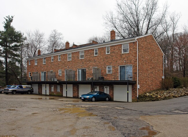 2547-2555 Chamberlain Rd in Akron, OH - Foto de edificio - Building Photo