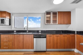 1800 N Bayshore Dr, Unit 701 in Miami, FL - Foto de edificio - Building Photo