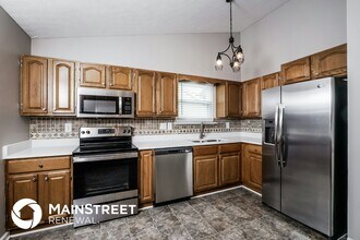 8320 Silver Fox Rd in Louisville, KY - Building Photo - Building Photo