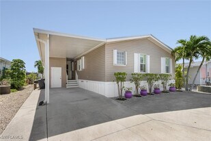 2980 Harpoon Ln in Saint James City, FL - Building Photo