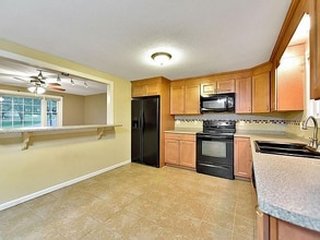 7 Linden Dr in South Hadley, MA - Building Photo - Building Photo