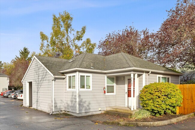 Garden Apartments in Portland, OR - Building Photo - Building Photo