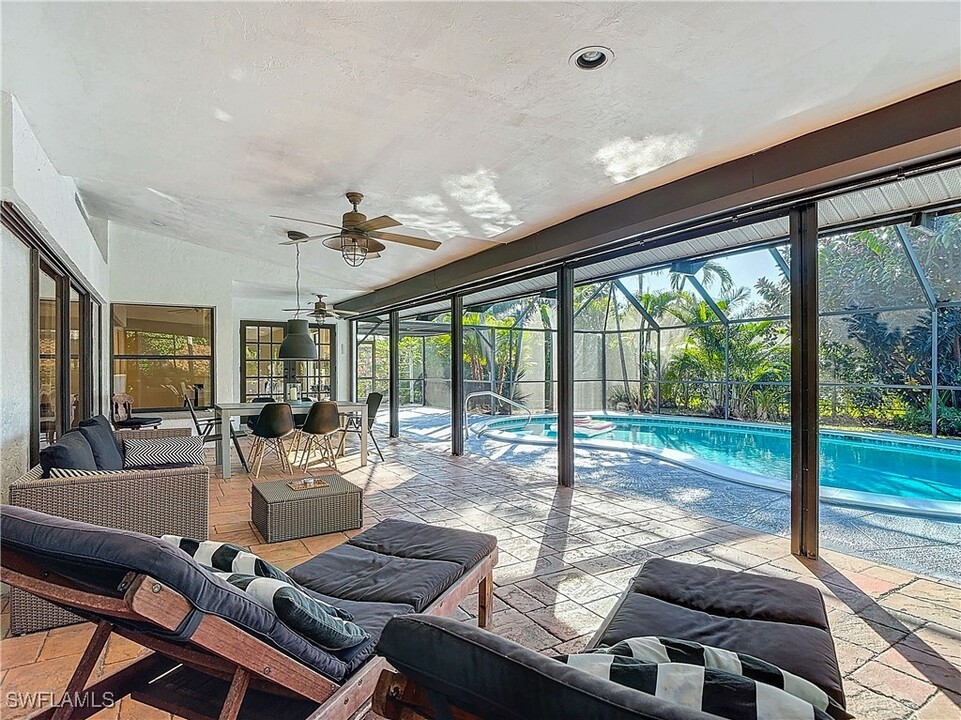 2313 Kings Lake Blvd in Naples, FL - Foto de edificio
