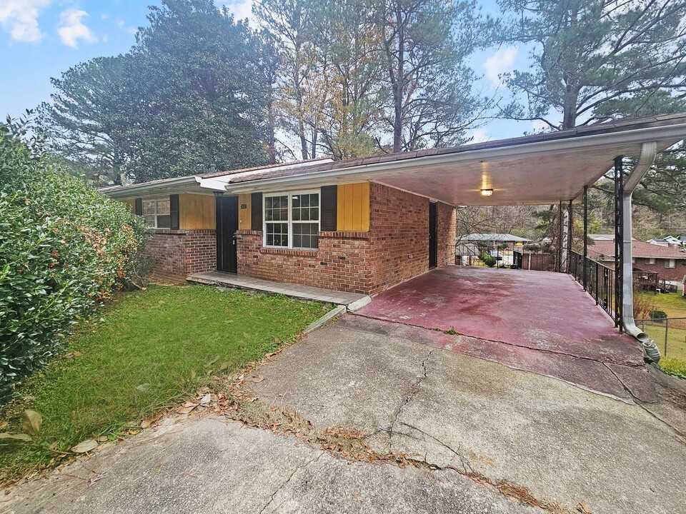 1637 Barrett Dr NW in Atlanta, GA - Building Photo