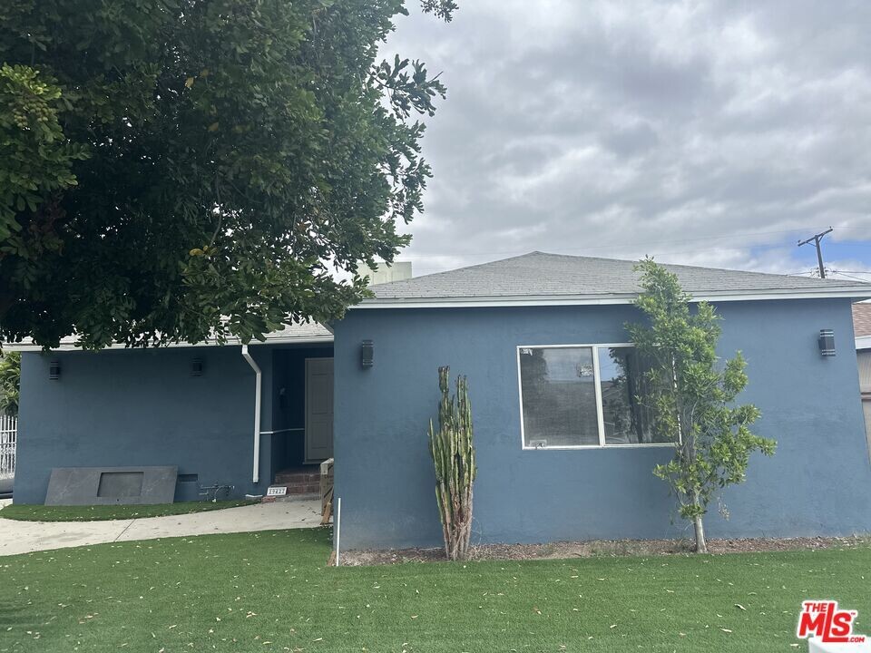 19427 Welby Way in Los Angeles, CA - Building Photo