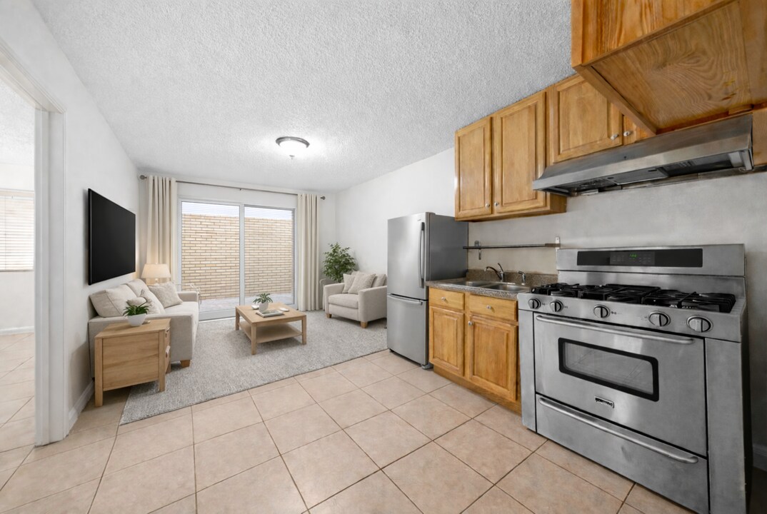 1337 Douglas St in Los Angeles, CA - Building Photo