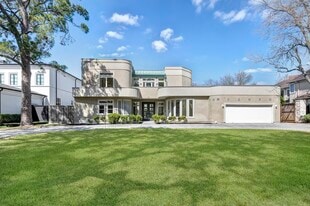 5304 Braeburn Dr in Bellaire, TX - Building Photo