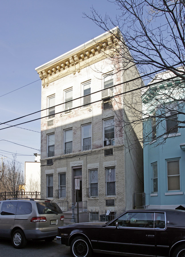 232 Maple St in Weehawken, NJ - Foto de edificio - Building Photo