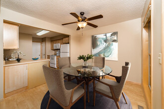 Parkwood Heights Apartments in Burnsville, MN - Foto de edificio - Building Photo