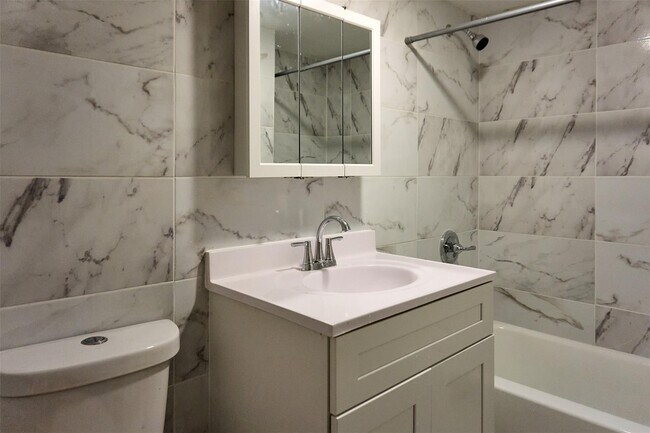 34-07 75th St in Queens, NY - Building Photo - Building Photo